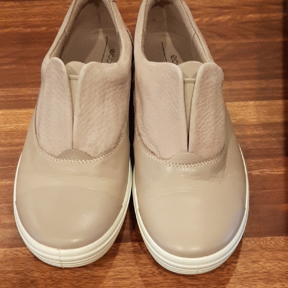 Ecco Soft 7 Womans Slip On Shoes 8-8.5